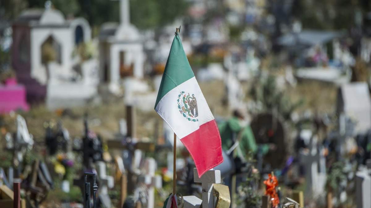 Un bandera de México en un campo santo de la ciudad azteca. Fuente: (Twitter)