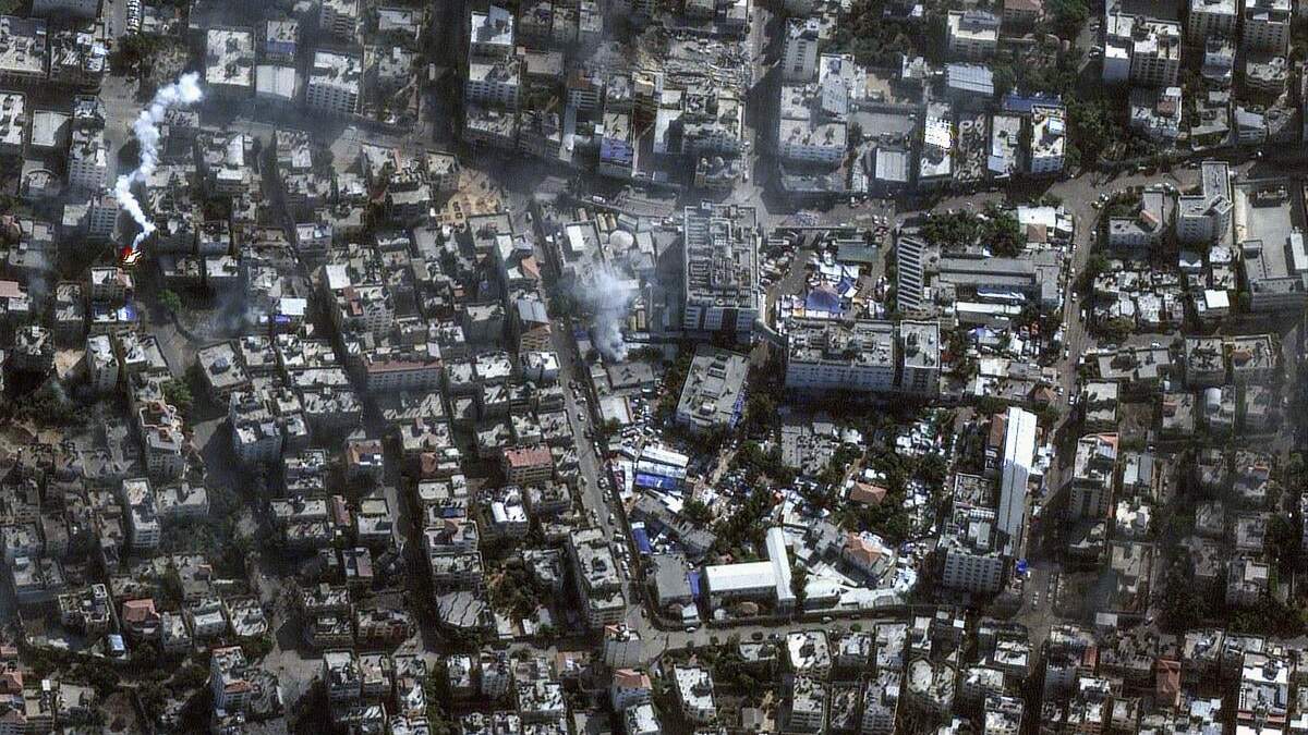 Esta imagen proporcionada por Maxar Technologies muestra el hospital de Al Shifa y sus alrededores en Ciudad de Gaza