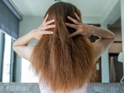 Trucos caseros con productos naturales para eliminar el frizz de tu pelo