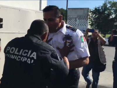 Mando policiaco ordena detectar narcotienditas y lo echan (Video)