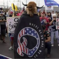 El FBI alerta que los "soldados virtuales" del movimiento QAnon podrían volverse más violentos