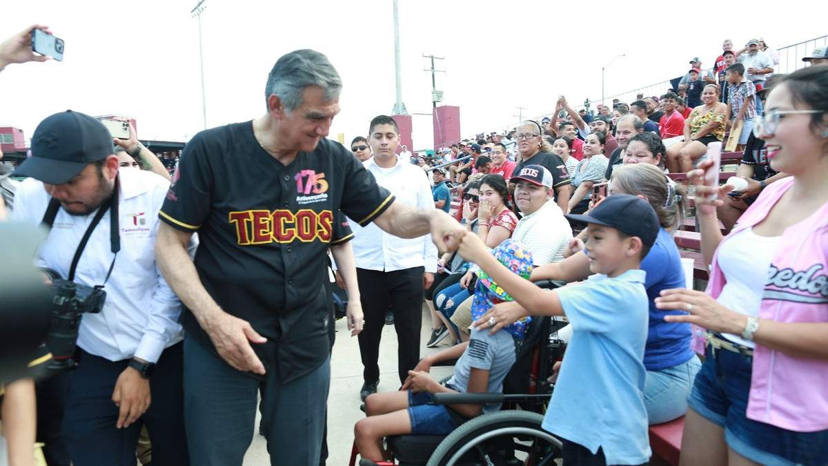 Lanza Américo primera bola en partido de la Liga Mexicana de Beisbol