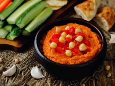 Hummus caprese: llevá a otro nivel esta receta perfecta para las picadas y preparate para los aplausos