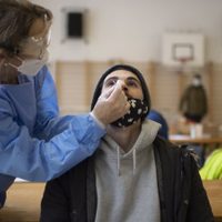 Bajaron los casos diarios de coronavirus en Neuquén, pero la ocupación de camas se mantiene alta