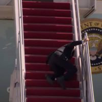 Biden tropieza tres veces al subir las escalinatas del Air Force One