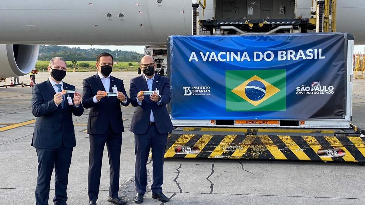 El gobernador de San Pablo, Joao Doria (centro), el secretario de Salud paulista, Jean Gorinchteyn (izquierda), y el director del Instituto Butantan, Dimas Covas (derecha). Fuente: (Twitter)