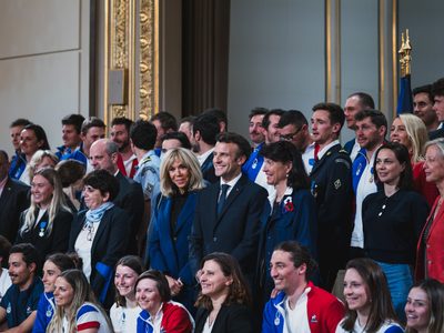 De acuerdo con resultados oficiales Macron supera el 58% de los votos