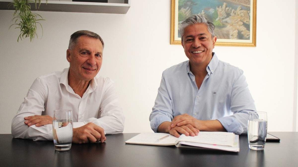 El candidato a gobernador, Rolando Figueroa, junto al presidente de la Comisión Vecinal del Barrio Santa Genoveva,  Rubén Salari. Fuente: (Facebook)