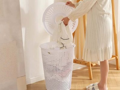Ni se te ocurra tirar el canasto de ropa viejo o roto: convertilo en esto tan útil para colocar productos de limpieza