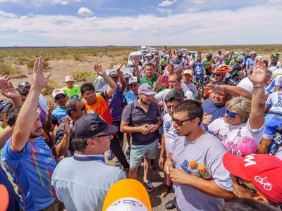 Mirá las imágenes del incidente que paralizó la Vuelta al Valle en Cutral Co