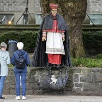 Retiran estatua de cardenal alemán tras acusaciones de abusos sexuales