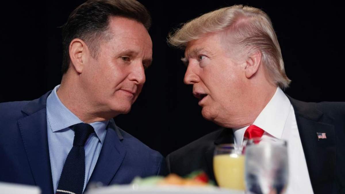 El presidente Donald Trump, a la derecha, habla con el productor de televisión, Mark Burnett, durante el Desayuno Nacional de Oración, el 2 de febrero de 2017, en Washington