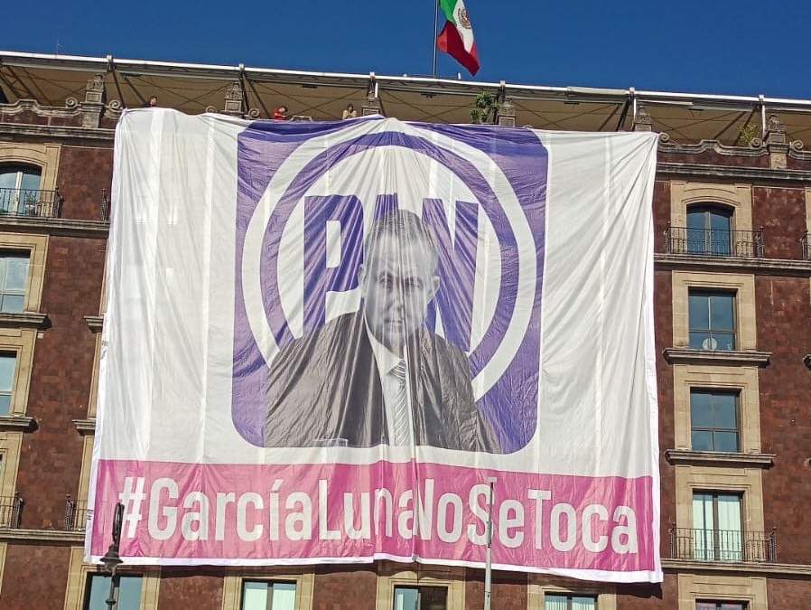 La manta colocada en el Zócalo
