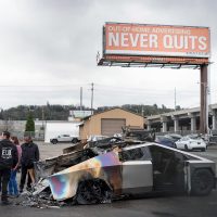 Gobierno de Trump define como “terrorismo nacional” los ataques a vehículos Tesla (Video)