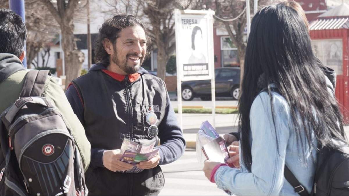 Andrés Blanco junto a militantes en la comarca petrolera. Fuente: (Prensa Izquierda)