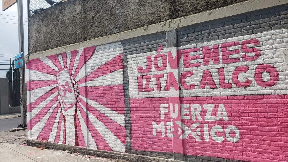 Una barda con una pinta de Fuerza por México en la CDMX