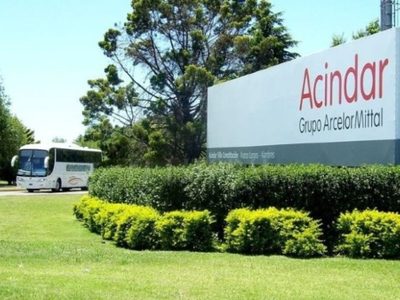 Por el acero chino, Acindar frena la producción