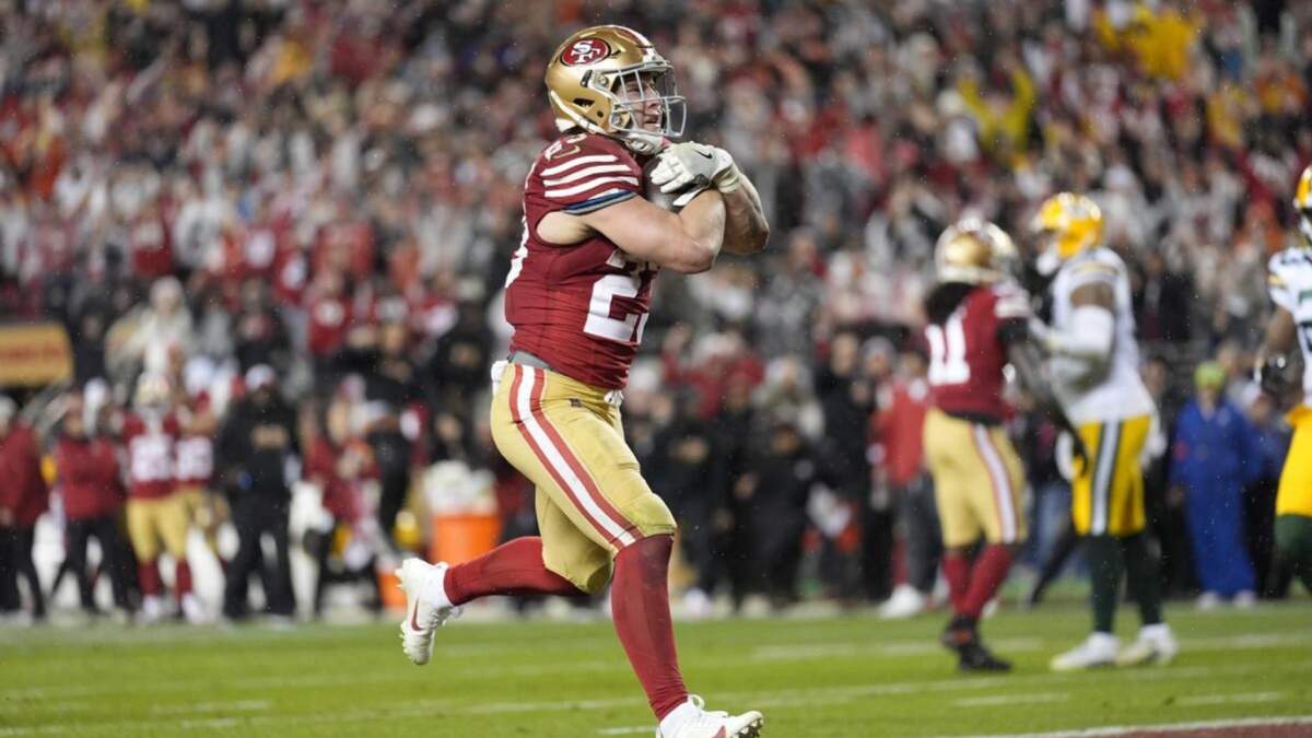 Christian McCaffrey, corredor de los 49ers de San Francisco, anota en la segunda mitad del partido divisional de los playoffs ante los Packers de Green Bay, el sábado 20 de enero de 2024