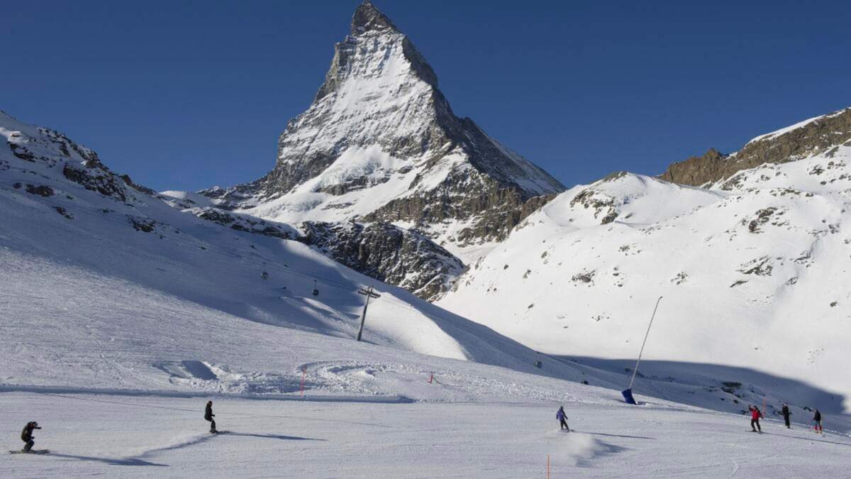 Esquiadores en las laderas de Riffelberg, con el monte Cervino al fondo, en Zermatt, en el cantón de Valais, Suiza