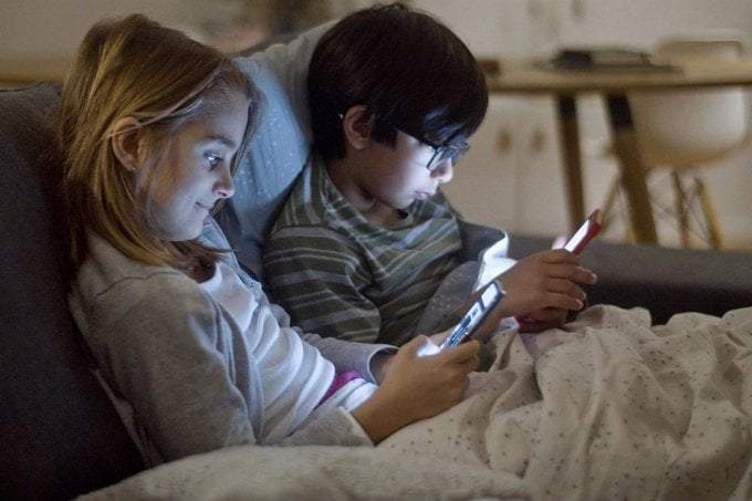 Un proyecto de ley en Reino Unido busca regular del uso de los móviles en menores de 16 años para evitar la adicción