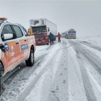 Cinco camiones varados en la ruta 237 por nieve y formación de hielo en la calzada