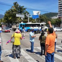 Trabajadores bloquean la costera de Acapulco, demandan auditoría al gobierno de Astudillo