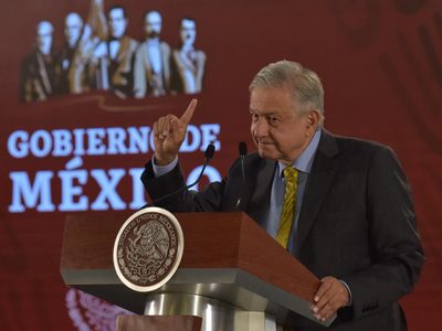 El presidente pide a bancos competir y bajar comisiones; habrá reconocimiento