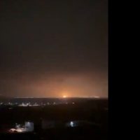 Israel cifra en más de 200 los drones y misiles lanzados por Irán y confirma daños en base militar