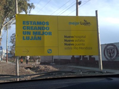 Un cartel de obra desató una pelea entre el gobierno y Luján