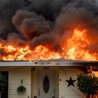Voraz incendio en el norte de California provoca desalojo de 30 mil personas