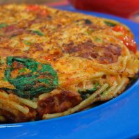 Tortilla de fideos rellena: una receta perfecta para aprovechar las sobras de la heladera y salvar el almuerzo en minutos