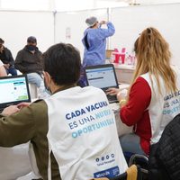 Premio a la labor de voluntarios en la vacunación: pagarán otro bono