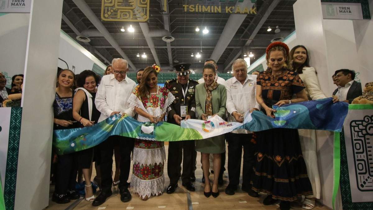 Sheinbaum en el corte de listón del stand del Tren Maya