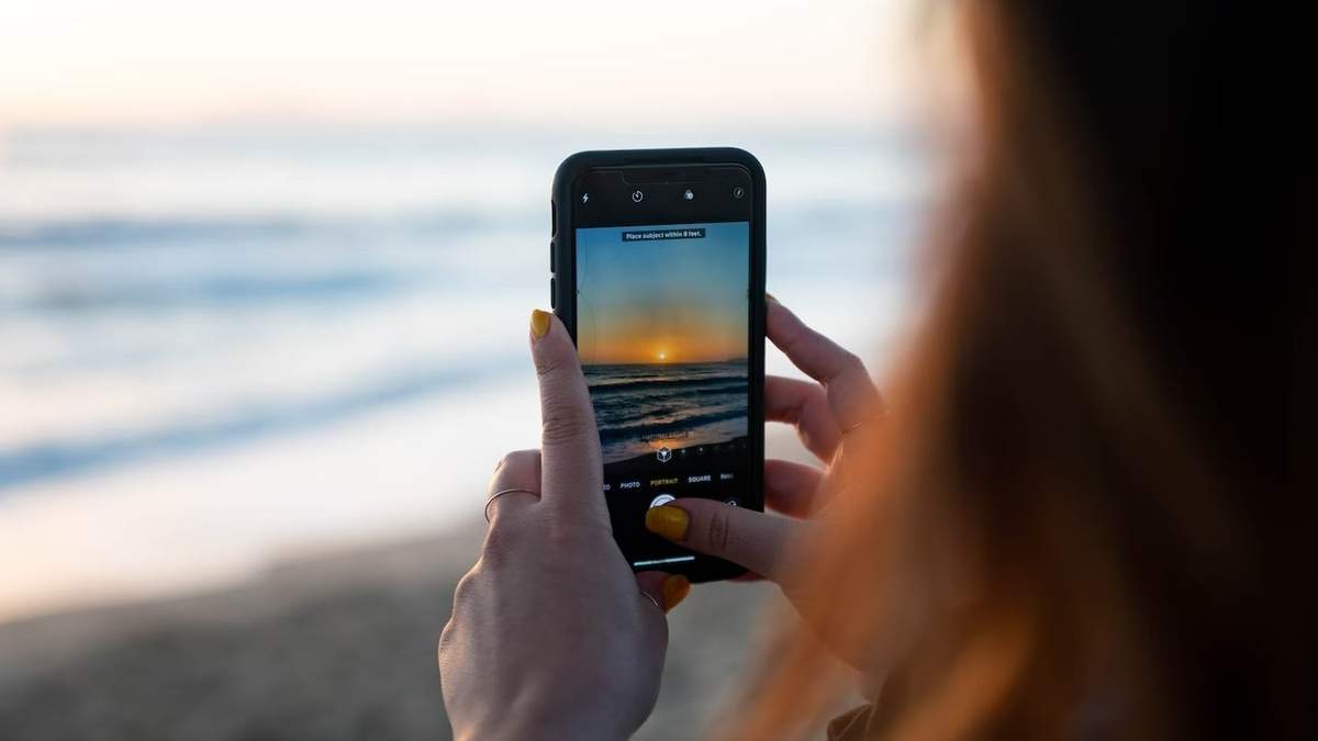 Evitar la exposición al sol y alejarse del agua y la arena: cómo cuidar el smartphone en verano
