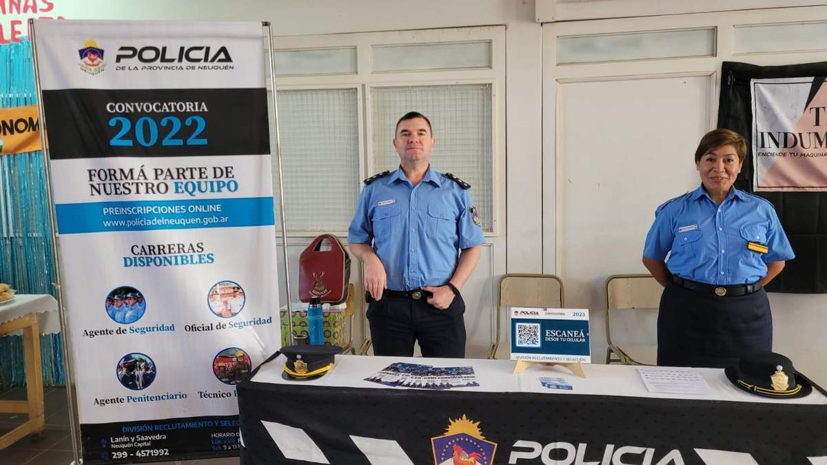 Efectivos de a Comisaría 16 acudieron al llamado de una mujer que estaba con trabajo de parto en la zona oeste de Neuquén. Fuente: (Facebook)