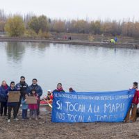 Organizaciones sociales abrazaron el río Limay y quieren saber por qué no hay agua