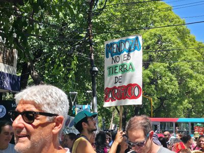 Cientos de personas se manifiestan en contra de la minería