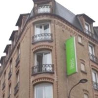 Detienen a joven estadunidense sospechosa de lanzar a bebé recién nacido por la ventana de un hotel