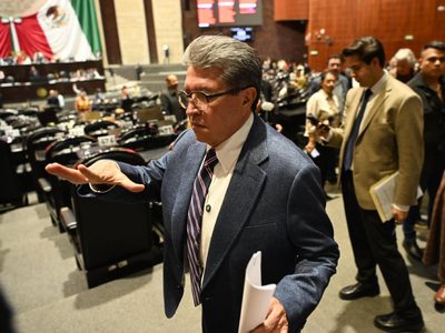 Aprueban en fast track la ley para cancelar suscripciones; Monreal alega estar en buró de crédito
