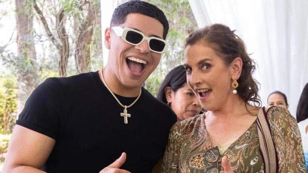 Eduin Caz, vocalista de Grupo Firme junto a Beatriz Gutiérrez Müller