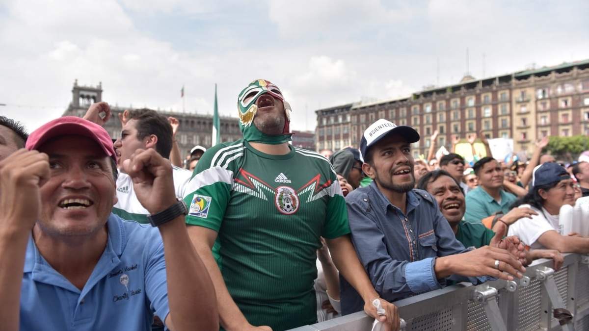 Aficionado de futbol usa una máscara de luchador