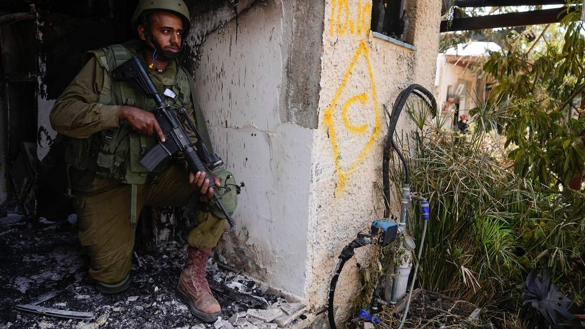 Soldado israelí en el kibbutz atacado