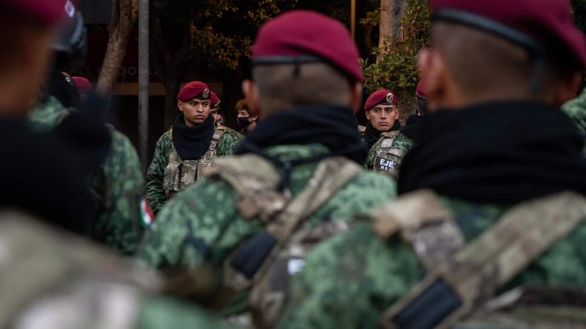 Efectivos militares a la espera de su participación en el desfile del 16 de septiembre de 2022