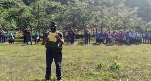 En un video un hombre encapuchado con su fusil colgado al hombro lee un comunicado