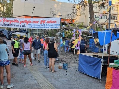 Un pino se desplomó sobre un puesto de la feria La Pergolita; un herido leve