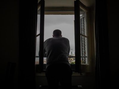 Conmovedor: un hombre superó el coronavirus y sus vecinos lo recibieron por todo lo alto