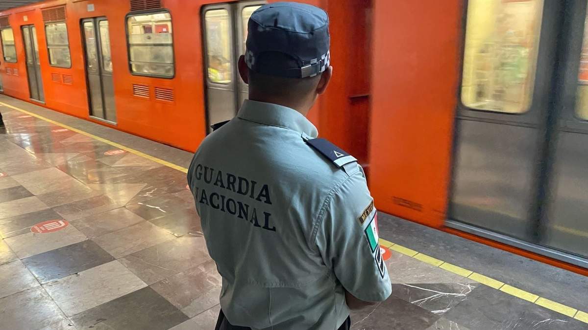 Un elemento de la Guardia Nacional en el Metro