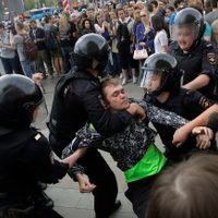 Detienen a más de 250 personas que protestaban contra la corrupción en Rusia