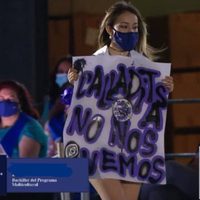 En su graduación, estudiantes de Prepa Tec protestan contra el acoso sexual