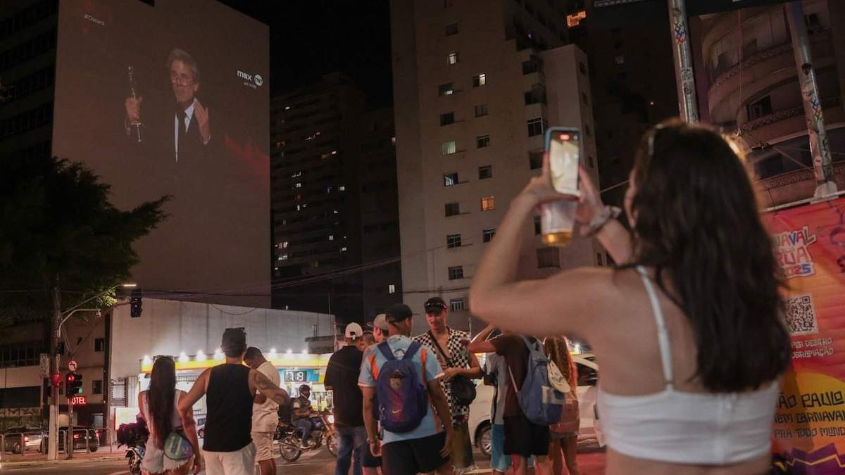 Personas reaccionan al enterarse de que la película brasileña "Aún estoy aquí" ganó el Oscar a la mejor película extranjera, mientras ven una proyección de la ceremonia, en Sao Paulo